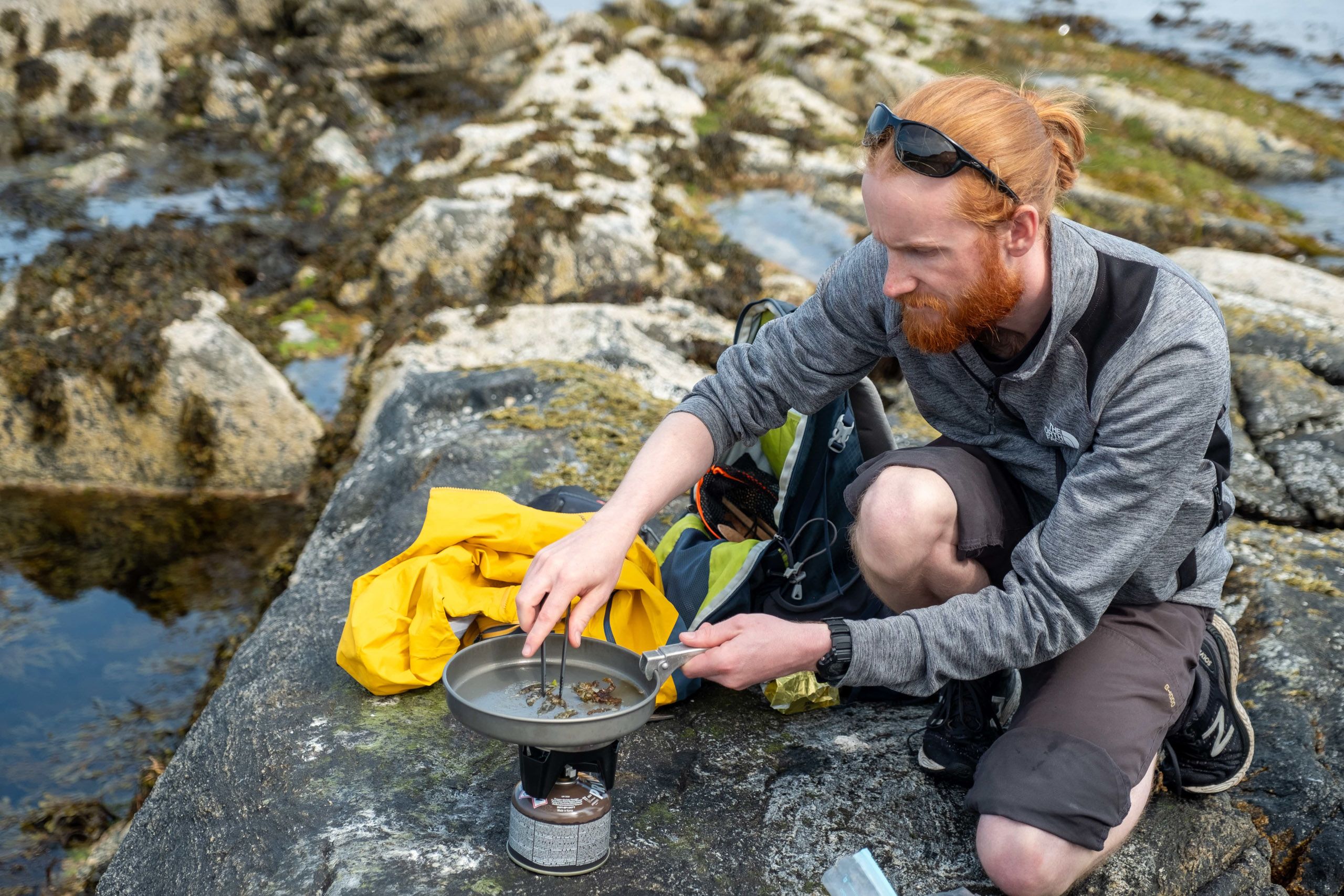 Naturrettleiar Johannes Kjær Madsen ved Opplev Runde steiker fersk tang til gjestane.